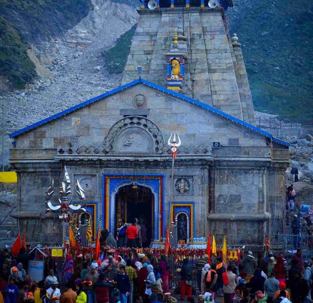 Close-up view of Kedarnath Temple entrance with pilgrims for Kedarnath budget trip planning 2026. Kedarnath Trip Budget