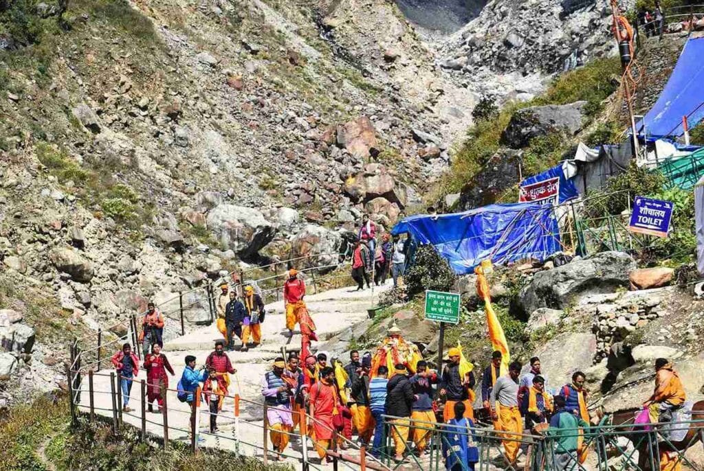 Pilgrims trekking on the Gaurikund to Kedarnath path – essential part of a Kedarnath budget trip in 2026.