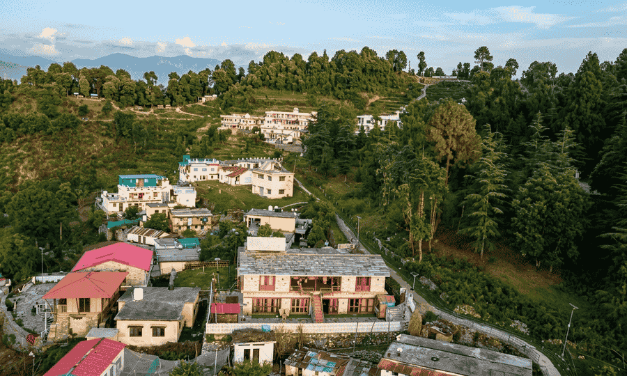 Aerial view of traditional Himalayan houses in Khirsu, Uttarakhand – TripCanvasHub offbeat travel guide.