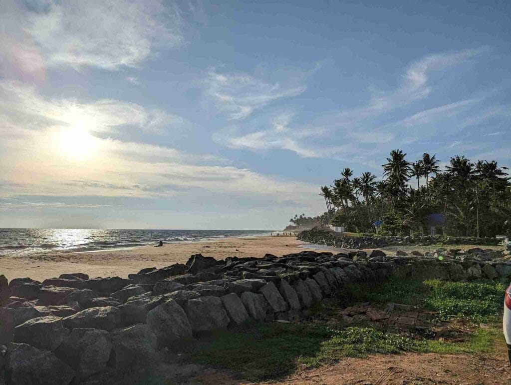 Scenic view of the Varkala cliff overlooking the Arabian Sea in Kerala, a popular choice for places to visit in May in India for beach lovers.