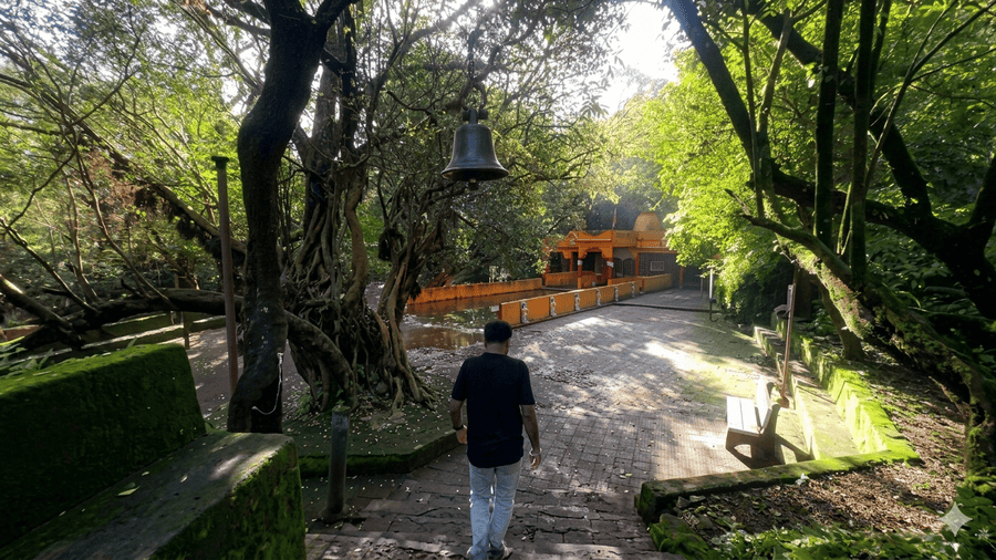 Maharashtra ke Amboli Ghat mein sthit shant Hiranyakeshi Mandir ka rasta, jo ghane jungle, purane vrikshon aur ek pavitra ghante (temple bell) se ghira hua hai.