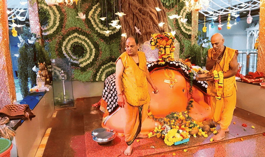 Devotees visiting the sacred Shri Ganesh Mandir Tekdi temple, a must-visit spot on our list of the 11 Best Things to Do in Nagpur.