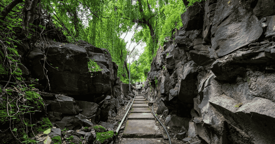 A pathway leading through massive rock formations in Sitabuldi Fort, a highlight on our list of the 11 Best Things to Do in Nagpur.