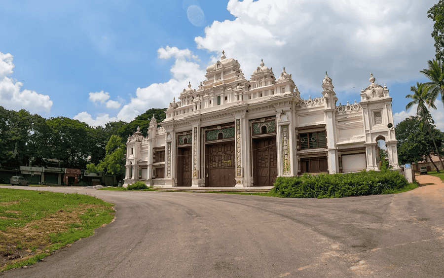 Elegant white facade of Jaganmohan Palace Art Gallery, featured among the top 19 best places to visit in Mysore.