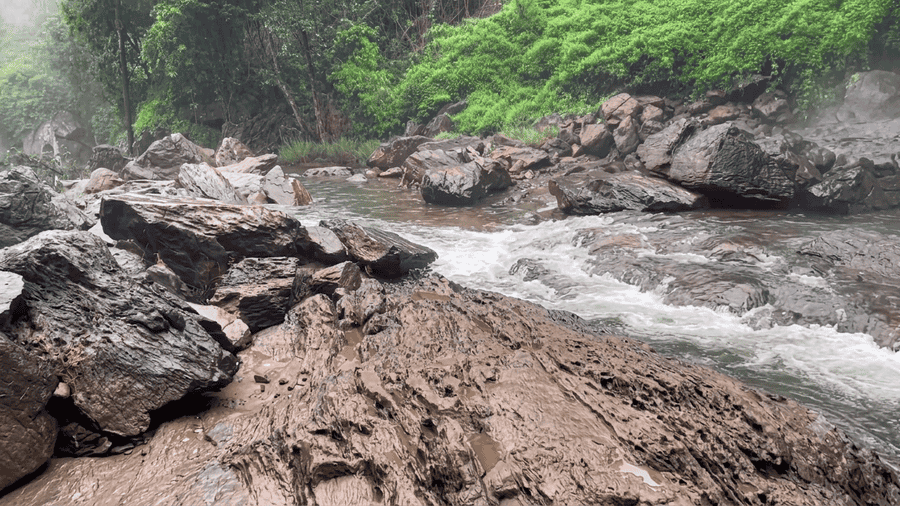 A pristine natural view of Kanthanpara Waterfalls cascading over mossy rocks, which is recognized as one of the best places to visit in Wayanad for nature lovers and photographers.