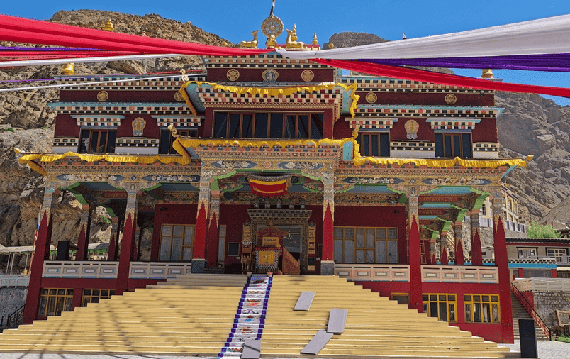 Front view of the vibrant, colorful Kaza Monastery against rocky mountains, a key cultural highlight included in a Spiti Itinerary for 3 Days.