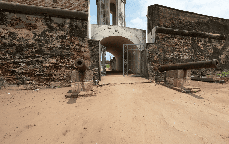A wide shot showing two ancient cannons positioned at the entrance gate of the 17th-century Sadras Fort, one of the best places to visit Mahabalipuram for history enthusiasts.