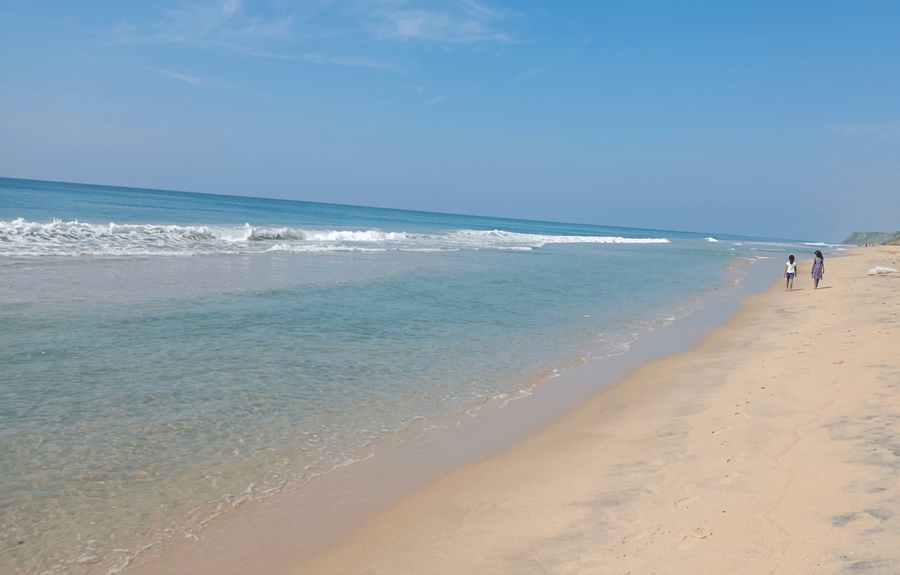 Wide-angle photograph of the sandy coast and turquoise waves at Chilakoor Beach, a must-see destination among the best places to visit in Varkala.